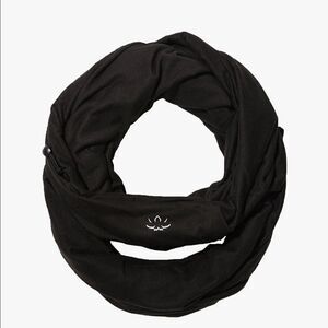 Beyond yoga infinity scarf with hidden pocket (5000H)